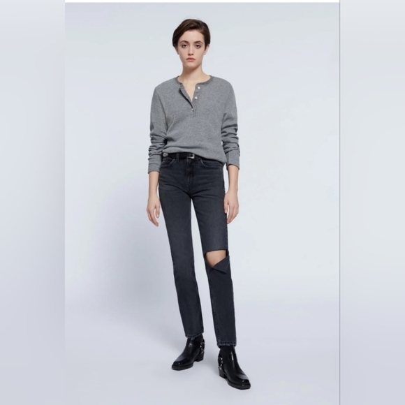 Re/Done 70's Straight High Rise Worn Black With Rip Size 26 NWT - Picture 1 of 12